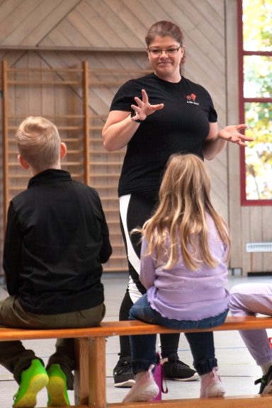 Resilienztrainerin Helen Häge mit einem Jungen und einem Mädchen beim Training