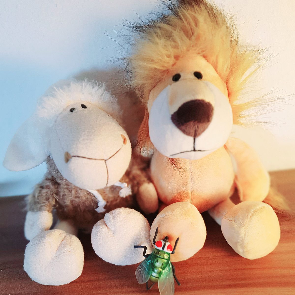 Die drei Kuscheltier-Maskottchen aus Plüsch. Das Schaf Sigmund, die Fliege Frieda und Leo der Löwe.