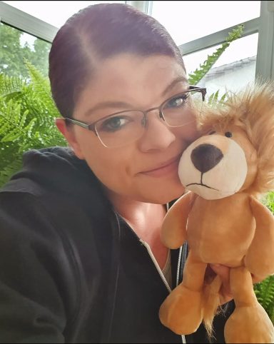 Resilienztrainerin Helen Häge mit ihrem Plüsch-Maskottchen Leo Löwe