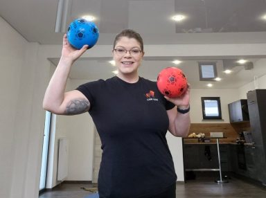 Helen Häge mit einem blauen und roten Ball in den Händen