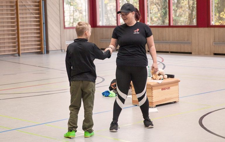 Die Resilienztrainerin Helen Häge bei einer Einzelübung mit einem Jungen